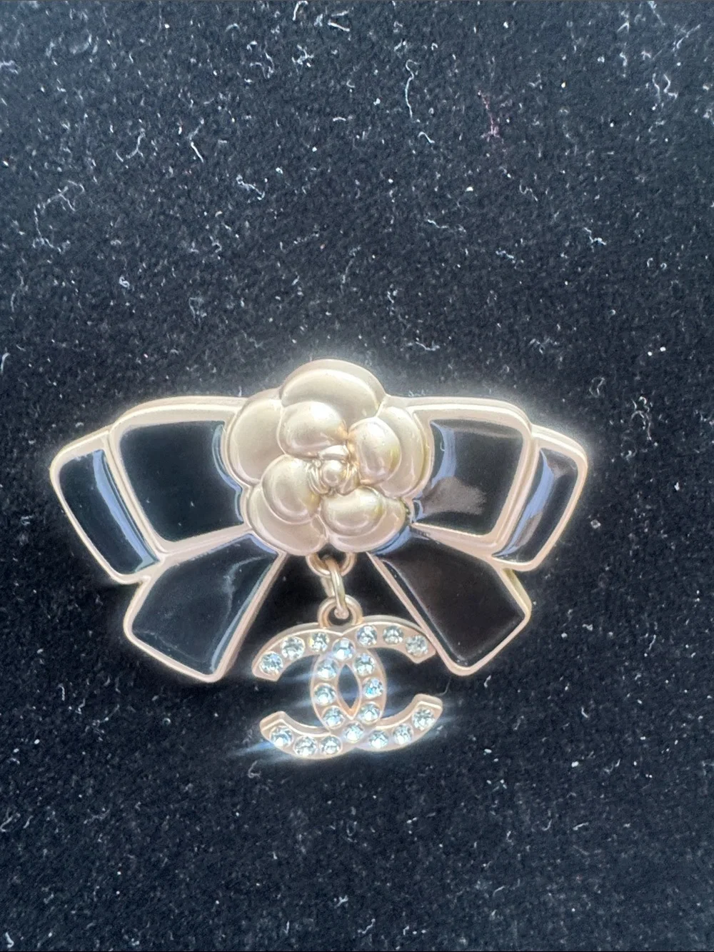 Brooch gold tone
